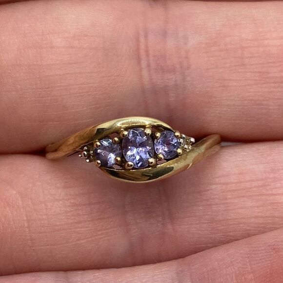 💛 10k Yellow Gold Tanzanite & Diamond Ring - Picture 5 of 6